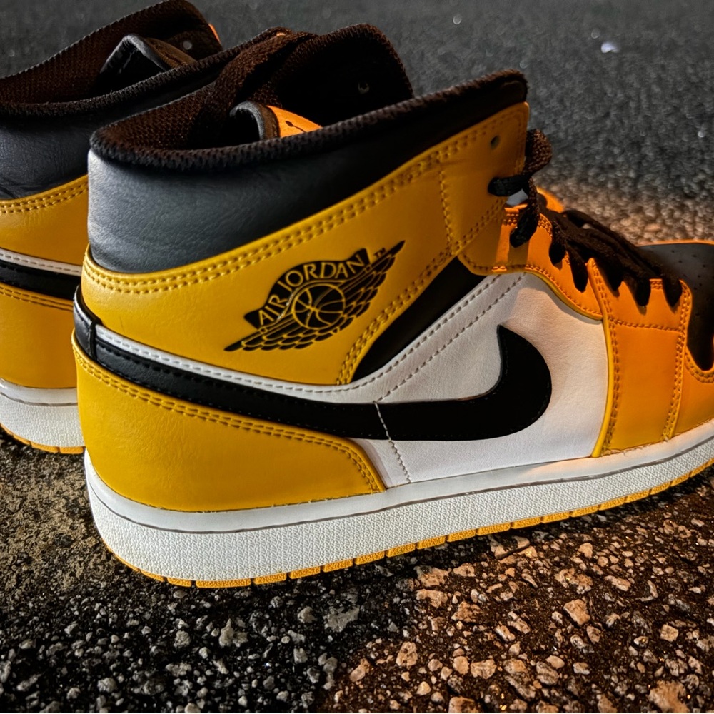 Nike Air Jordan 1 Mid Taxi Black Yellow Toe 554724-701 Size-11.5 - Picture 4 of 7